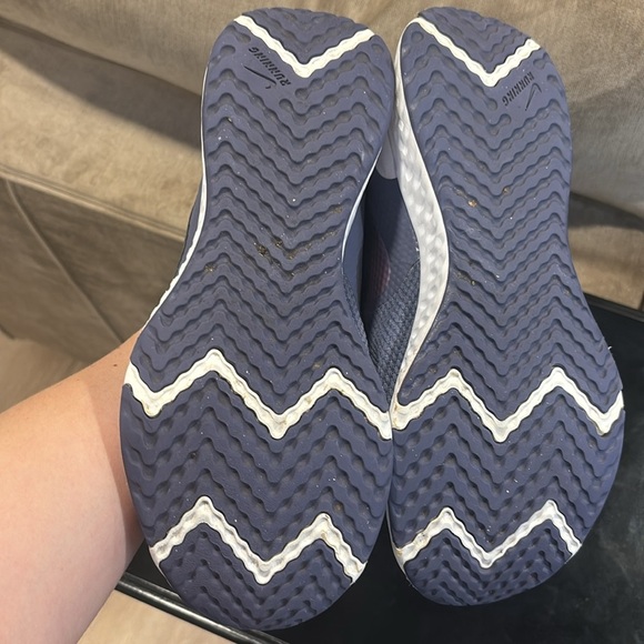 Nike Revolution size 8.5 in purple - Picture 7 of 7